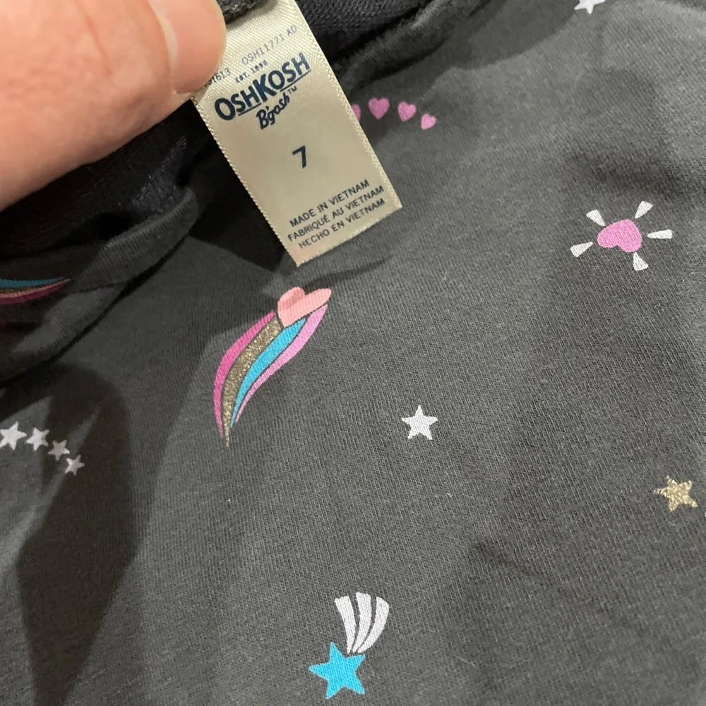 Girls, long sleeve OshKosh B’Gosh gray top with hearts and‎ stars (size 7)